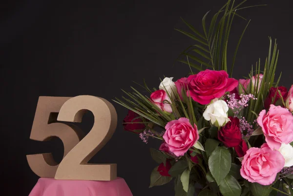 Joyeux anniversaire avec des roses — Photo