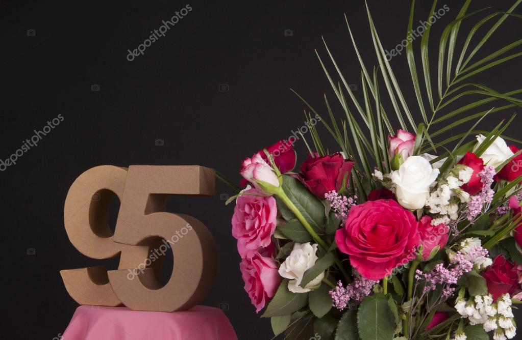 Joyeux Anniversaire Avec Des Roses Image Libre De Droit Par Joophoek C