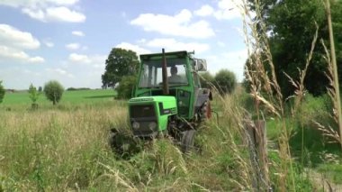 Traktör çalışıyor