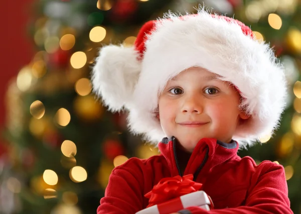 Menino com presente de Natal — Fotografia de Stock