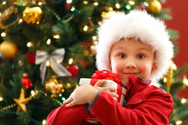 Menino com presente de Natal — Fotografia de Stock