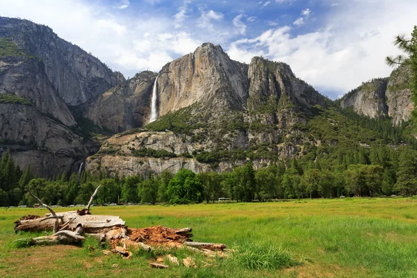 Górne i dolne yosemite falls — Zdjęcie stockowe