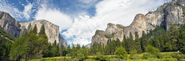 Yosemitské údolí panorama — Stock fotografie