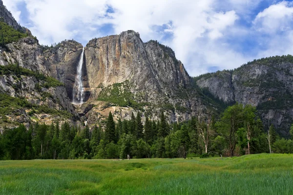 Górne i dolne yosemite falls — Zdjęcie stockowe