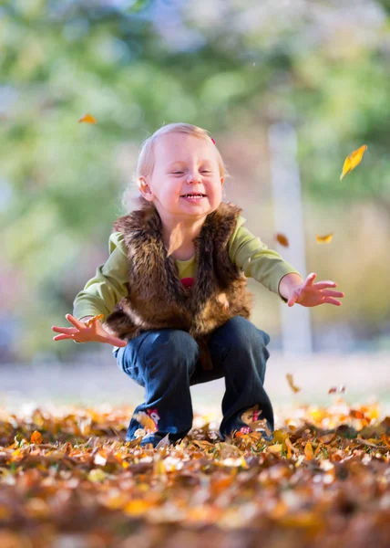 Spaß mit Herbstlaub — Stockfoto