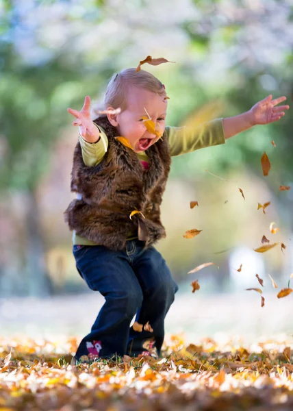 Spaß mit Herbstlaub — Stockfoto