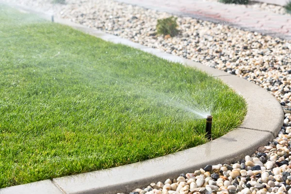Irrigatore irrigazione erba — Foto Stock