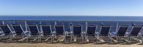 Kreuzfahrtschiff mit leeren Stühlen — Stockfoto