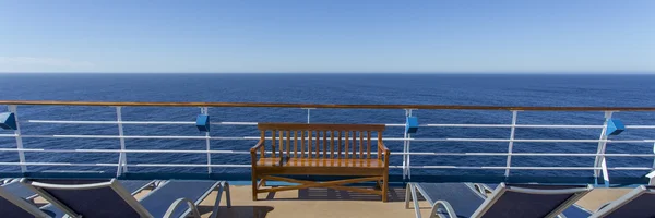 Kreuzfahrtschiff mit leeren Stühlen — Stockfoto