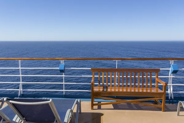 Kreuzfahrtschiff mit leeren Stühlen — Stockfoto