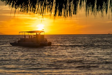 Tekneyle gün batımı