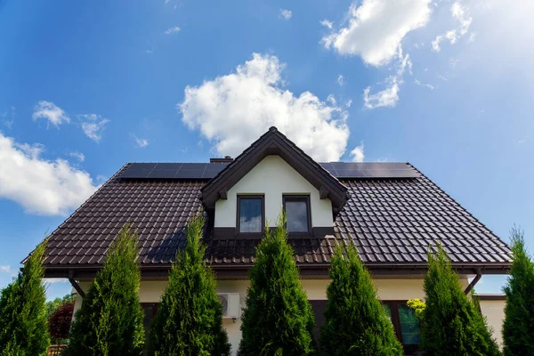 Solar Panels House Roof Sunny Day Renewable Clean Green Energy — Stock Photo, Image