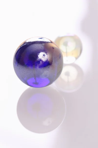 Blauwe en transparante ballen — Stockfoto