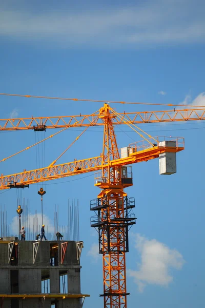 Building with elevating cranes — Stock Photo, Image