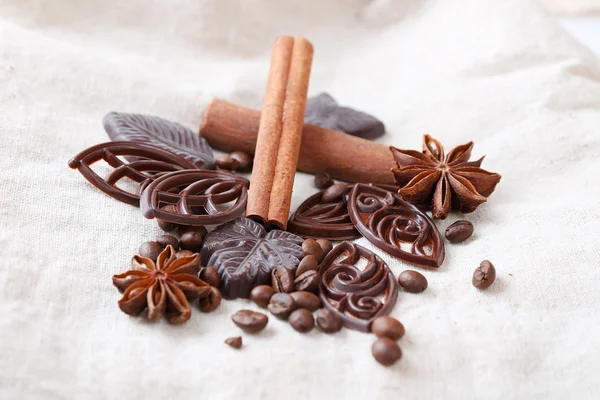 Anice, cannella, cioccolato e chicchi di caffè — Foto Stock