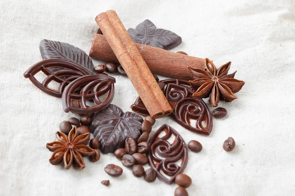 Ánizs, fahéj, csokoládé és a kávé bab — Stock Fotó