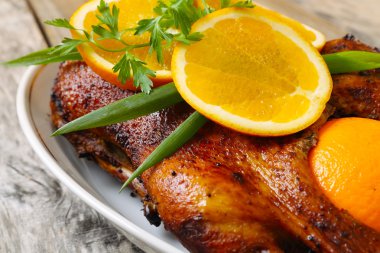 Kızarmış ördek ile portakal