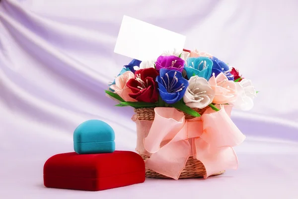 Flores e caixas de veludo — Fotografia de Stock