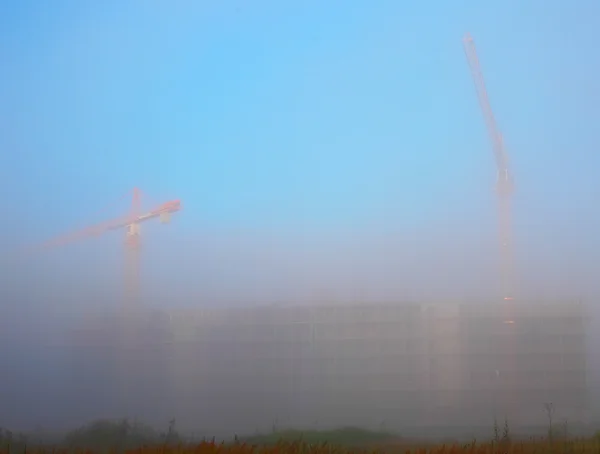 Construção no nevoeiro — Fotografia de Stock