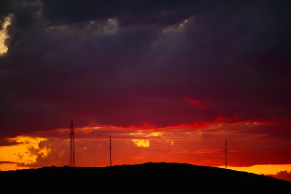 Rudá obloha při západu slunce s dramatické mraky — Stock fotografie