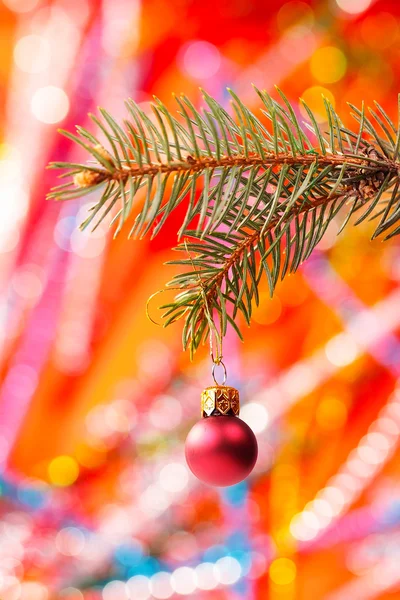 Árbol de Navidad y bola de vidrio rojo —  Fotos de Stock