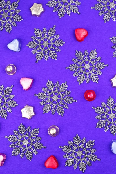 Фіолетовий фон зі сніжинками та цукерками — стокове фото