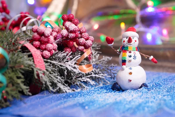 Sneeuwpop met decoratie van Kerstmis — Stockfoto