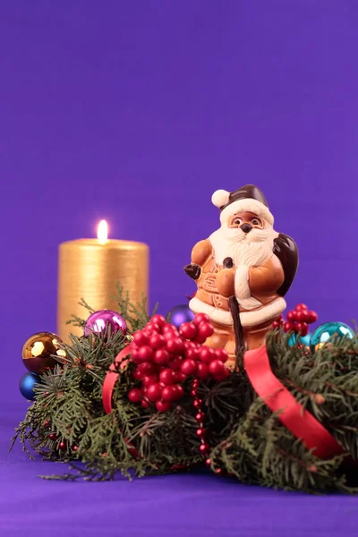 Corona de Adviento de Navidad con velas encendidas — Foto de Stock