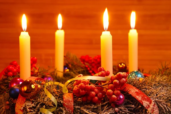 Рождественский венок с четырьмя свечами — стоковое фото