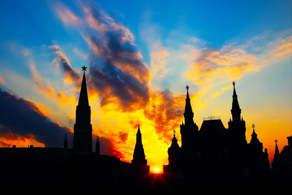 Moscow kremlin silhouet bij zonsondergang — Stockfoto