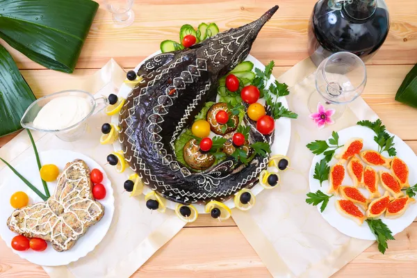 Esturgeon cuit avec des légumes et des légumes verts — Photo