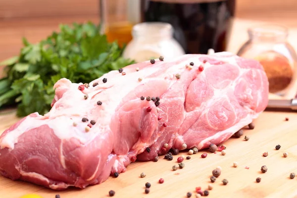 Frisches rohes Schweinekotelett — Stockfoto