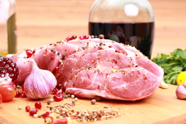 Frisches rohes Schweinekotelett — Stockfoto