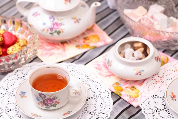 Ciepły kubek herbaty i słodycze — Zdjęcie stockowe