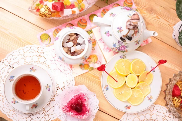 Xícara quente de chá e doces — Fotografia de Stock