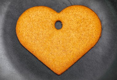 Zencefilli kurabiye siyah plaka üzerinde kalp şeklinde