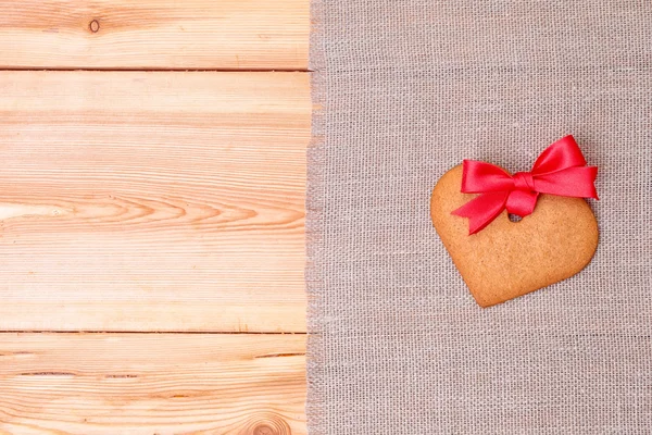 Hjärtformade pepparkakor cookie över linneduk — Stockfoto