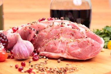 Taze çiğ domuz pirzolası