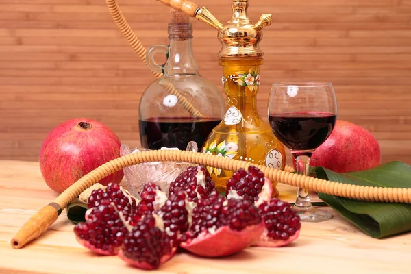 Кальян, вино и сладости — стоковое фото