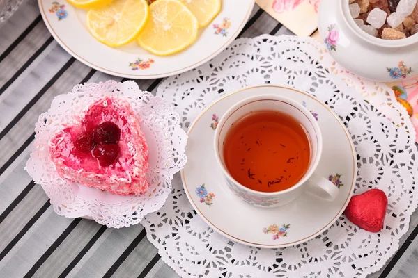 Varm kopp te och godis — Stockfoto