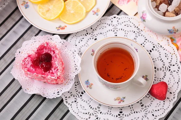 Taza caliente de té y dulces — Foto de Stock