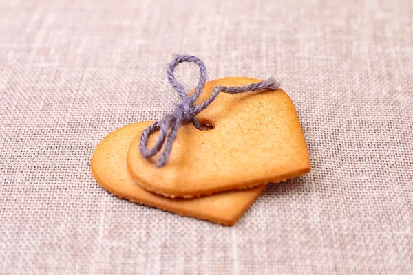 Dois biscoitos de gengibre em forma de coração — Fotografia de Stock