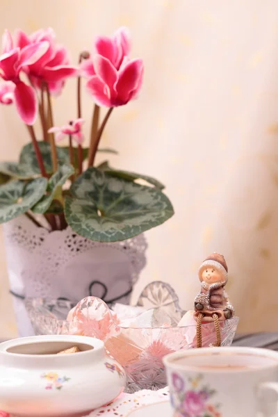 Taza caliente de té y dulces —  Fotos de Stock