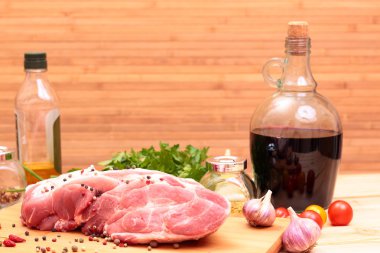 Taze çiğ domuz pirzolası