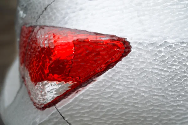 Bil bakre ljus täckt med is — Stockfoto