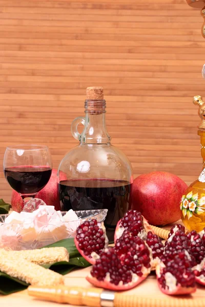 水ギセル、ワイン、お菓子 — ストック写真