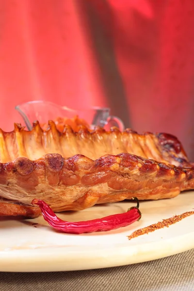 Heerlijke gerookte ribben met kruiden — Stockfoto