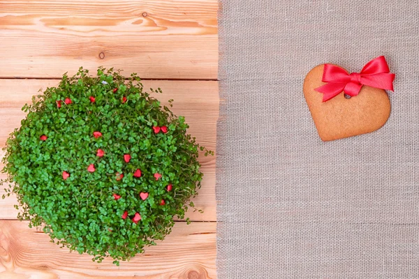 リネン布の上のハートの形のジンジャーブレッドのクッキー — ストック写真
