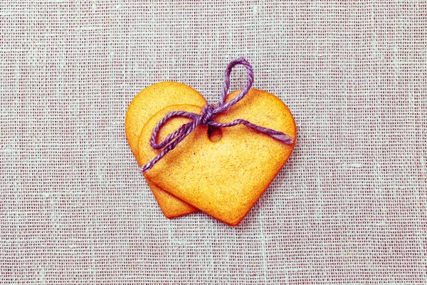 Dois biscoitos de gengibre em forma de coração — Fotografia de Stock