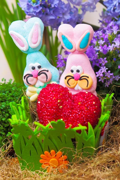 几个复活节糖果兔子与红色的心 — 图库照片